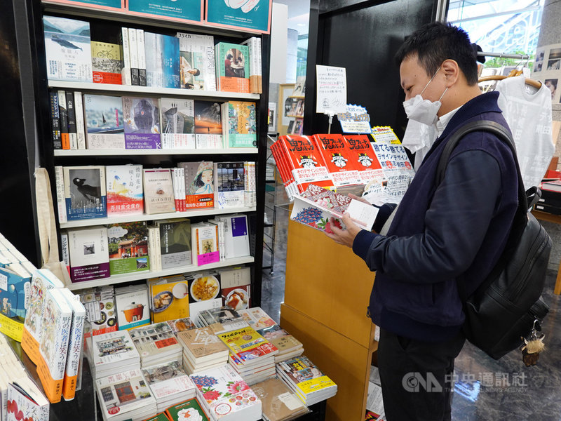 文化部駐日代表處台灣文化中心首次串聯日本各地共20家獨立書店舉辦「Taiwan Book Fair 閱讀台灣!」書展,希望日本民眾能藉此進行超越時空的台灣之旅,活動頗受好評。圖為位東京澀谷神宮前的「青山BOOK CENTER」設置台灣書專區。中央社記者楊明珠東京攝 110年10月22日