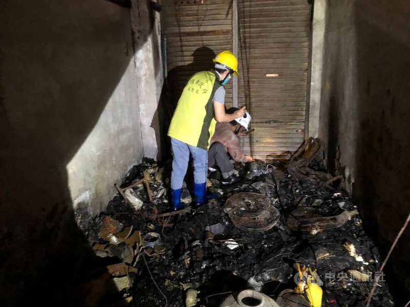 高雄城中城大樓惡火造成嚴重傷亡,也將住民家園燒得滿目瘡痍,高雄市社會局社工這幾天除在場設站進行一對一服務,也和警察一起陪伴住民返家尋找重要物品。(高雄市政府社會局提供)中央社記者洪學廣傳真 110年10月22日