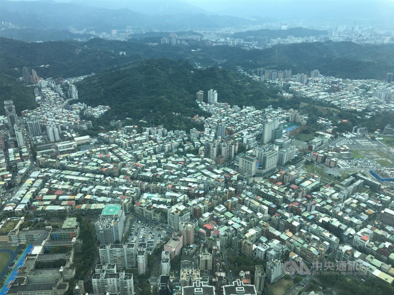 央行公布9月五大銀行新承做房貸金額為新台幣555.52億元,房貸利率下探1.346%,改寫歷史新低紀錄。(中央社檔案照片)