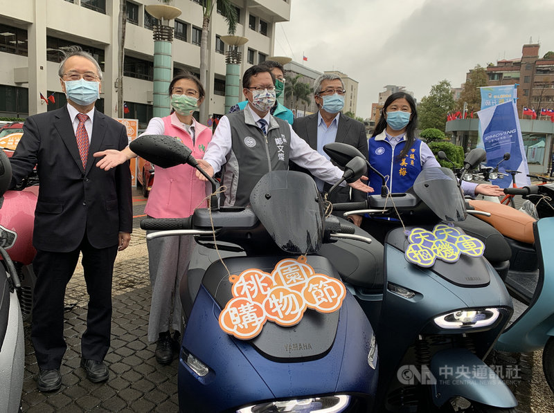 2021桃園購物節11月5日將開跑,桃園市長鄭文燦(左3)22日出席記者會宣傳造勢,歡迎民眾多多到桃園玩,只要在桃園消費滿新台幣500元,就能憑發票參加抽獎。中央社記者葉臻攝 110年10月22日