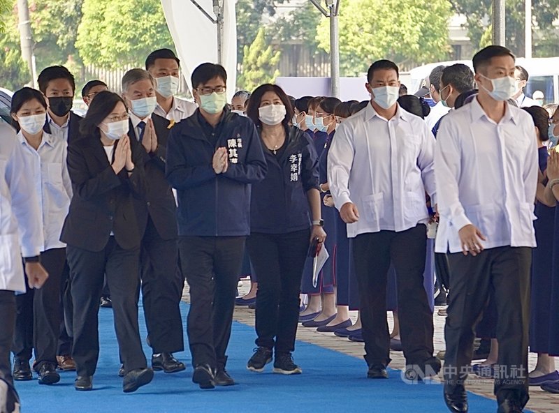 高雄城中城大火造成嚴重死傷,22日上午在高雄市立殯儀館舉行聯合公祭;總統蔡英文(前左)在高雄市長陳其邁(前左2)等人陪同下,雙手合十到場致意,場面隆重哀戚。中央社記者董俊志攝 110年10月22日