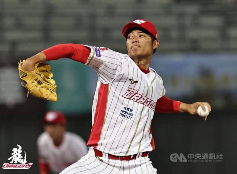 中華職棒味全龍隊總教練葉君璋22日表示,本季已投95.1局的王牌投手王維中(圖)可能也差不多要準備關機休息,因為他同樣有身體疲勞狀況,只是可以透過經驗調整。(味全龍隊提供)中央社記者楊啟芳傳真 110年10月22日