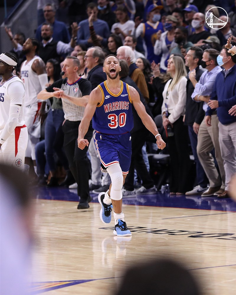 NBA金州勇士的柯瑞(藍色球衣者)21日助球隊在主場以115比113擊敗洛杉磯快艇。(圖取自twitter.com/warriors)
