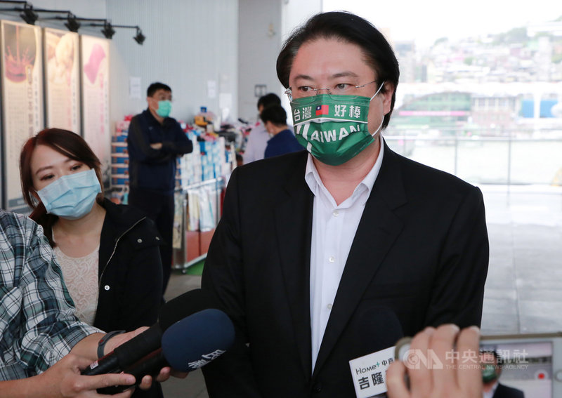 基隆市長林右昌(右)22日受訪時表示,基隆好、汐止好,台北會更好,站在大台北首都圈角度思考,汐止與基隆發展對台北市非常有幫助,基隆捷運跟汐東線整合,對未來社后、東湖地區,甚至是台北市長柯文哲無法解決的內湖交通問題,都能得到紓解。(基隆市政府提供)中央社記者沈如峰基隆傳真 110年10月22日