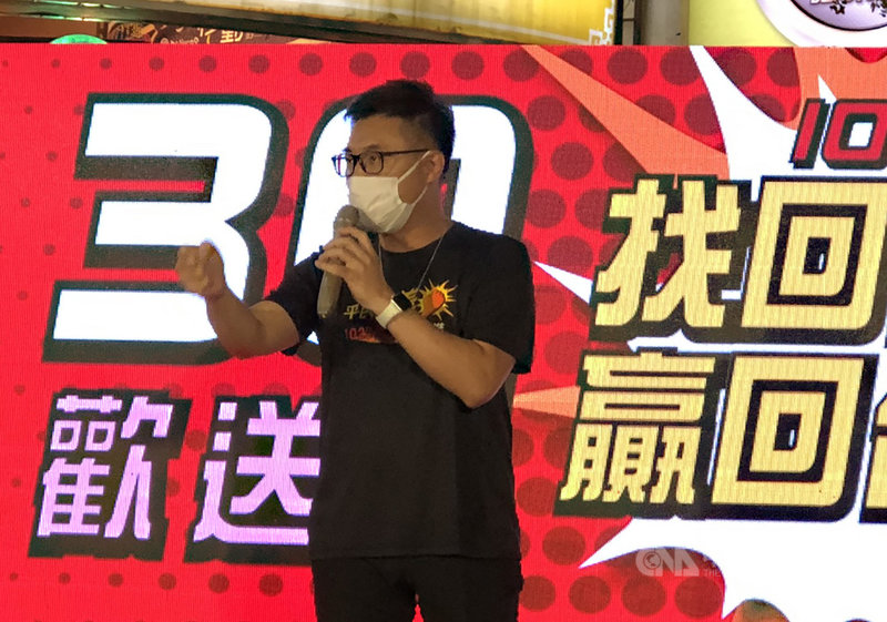 國民黨籍立委江啟臣(圖)22日晚間現身罷免團體「刪Q總部」舉辦的「歡送3Q之夜」晚會,號召群眾23日出門投票、同意罷免台灣基進立委陳柏惟。中央社記者趙麗妍攝 110年10月22日