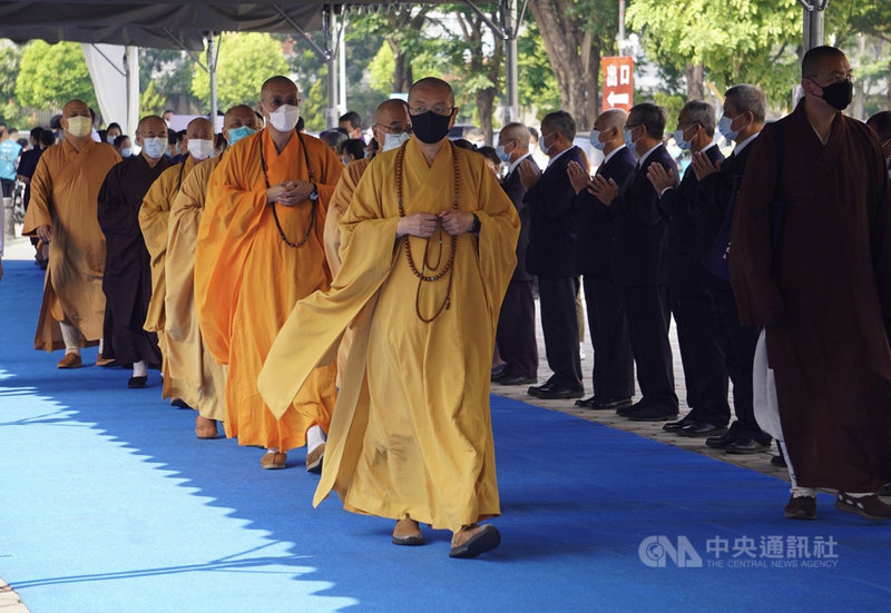 高雄鹽埕區城中城大樓罹難者聯合公祭22日上午在高雄市立殯儀館舉行,首長和民代也幾乎到齊,場面隆重哀戚。中央社記者董俊志攝 110年10月22日