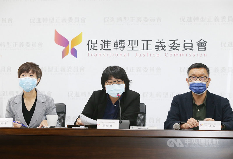 促進轉型正義委員會22日針對近日線民揭露與監控檔案等議題舉行記者會,由代理主委葉虹靈(中)及委員陳雨凡(左)、王增勇(右)出席說明。中央社記者郭日曉攝 110年10月22日