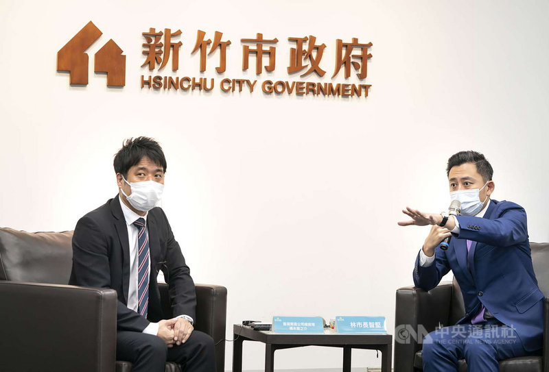 台灣蔦屋書店總經理橋本龍之介(左)日前拜會新竹市長林智堅(右),竹市府22日表示,已成功招商,擁有「全球最美書店」美稱的蔦屋書店看準新竹市商機,2022年將進駐竹市大魯閣湳雅廣場。(新竹市政府提供)中央社記者郭宣彣傳真 110年10月22日