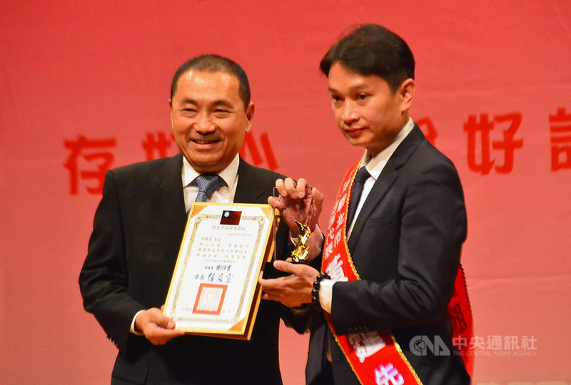 新北市三峽區廣行宮主任委員黃騰霆(右)長期投入社會公益,並號召身邊友人一起投入行善,獲選110年度新北市好人好事代表,22日接受新北市長侯友宜(左)頒獎表揚。中央社記者黃旭昇新北市攝 110年10月22日