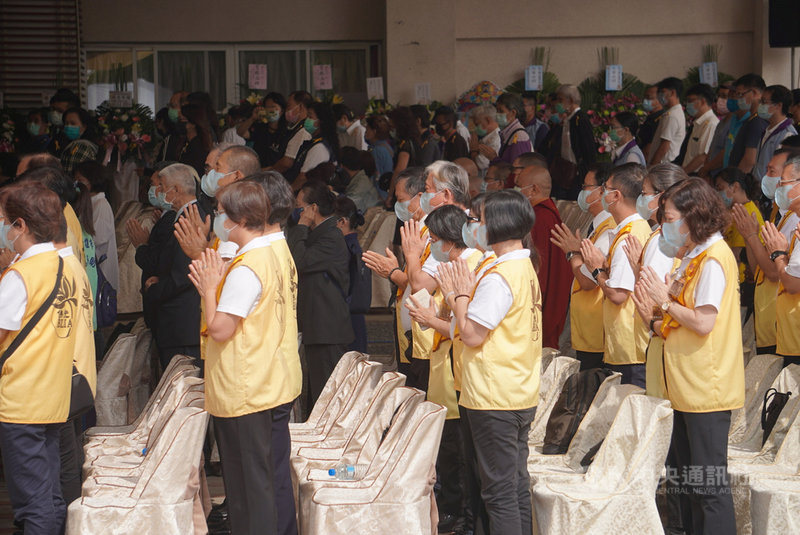 高雄城中城大火造成嚴重死傷,22日上午在高雄市立殯儀館舉行聯合公祭,眾人合十為罹難者致哀,場面隆重哀戚。中央社記者董俊志攝 110年10月22日