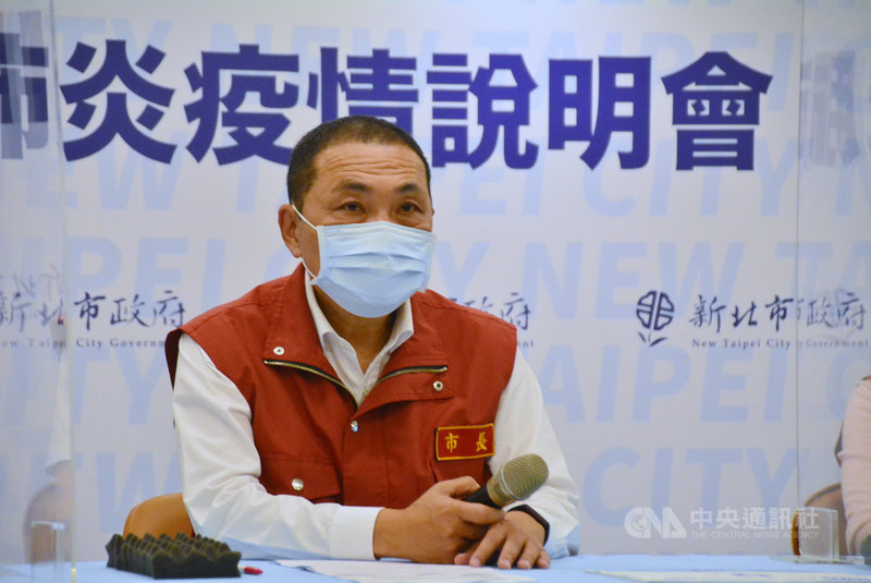 虎豹潭落水事件搜救結束,新北市長侯友宜22日對於境內涉水區或步道是否封閉一事表示,會調整有些不合時宜的規範,部分暫時封閉措施能解除就解除,梳子壩也將解除封閉,後續會加強設立標語,提醒民眾注意相關氣候變化引起的危機。中央社記者黃旭昇新北市攝 110年10月22日