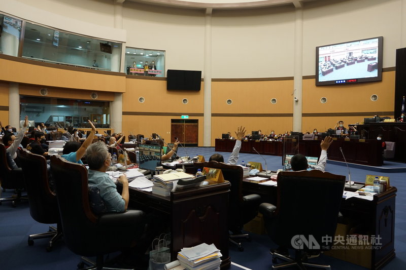 花蓮縣議會延審新設置畜牧場管理自治條例草案,22日完成二、三讀,通過周界距離為300公尺以上、不包含農舍,另外也通過飼養豬場、家禽需設置密閉式禽舍等環境改善、環保節能設施。中央社記者張祈攝 110年10月22日