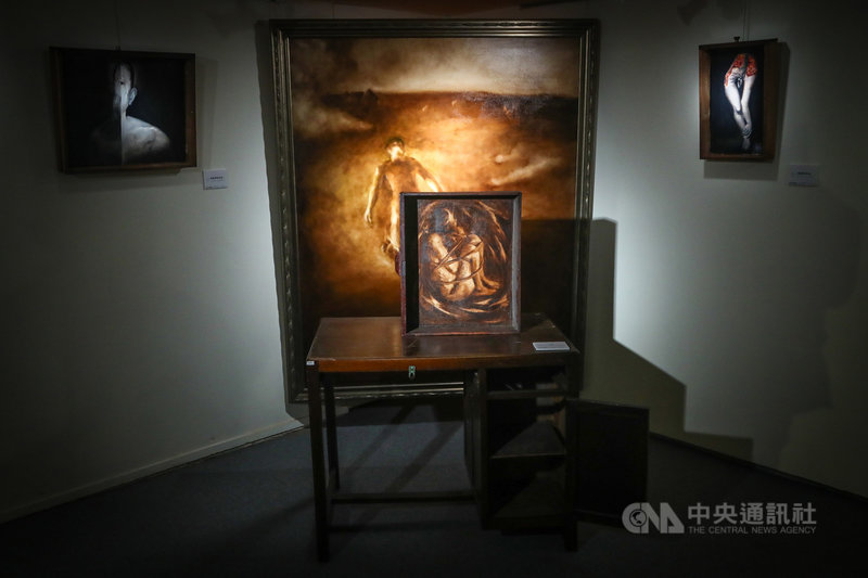 台北二二八紀念館22日起展出「肉身殉難-江懿亨畫出228受難者的血肉靈魂/補綴缺頁,畫作裡的228」特展,盼藉畫家江懿亨與二二八事件相關的創作,引領觀者記取歷史教訓,並向受難者及其家屬致敬。中央社記者王騰毅攝 110年10月22日
