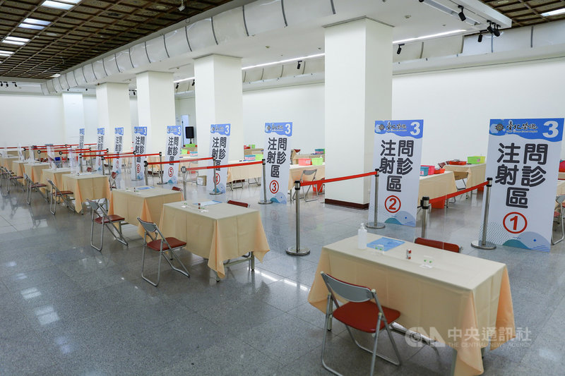 台北市第12期COVID-19疫苗由指揮中心協助再增5大接種站點,其中由台北榮民總醫院負責的中正紀念堂一展廳22日下午場地布置已陸續就位,23日將正式啟用。中央社實習記者蕭宇軒攝 110年10月22日