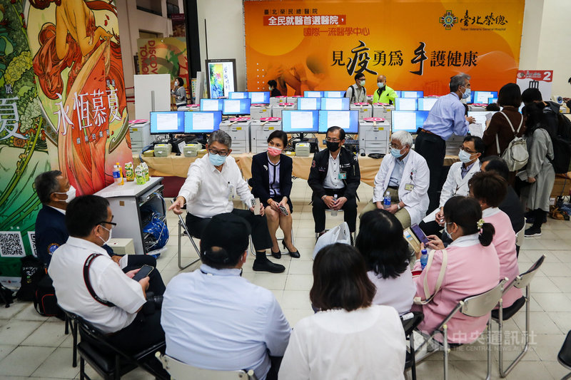 因應台灣COVID-19疫苗擴大接種,台北榮總配合支援在台北中正紀念堂開設大型接種站,22日醫護團隊進駐,積極為23日將正式啟動的接種站做準備。中央社記者王騰毅攝 110年10月22日