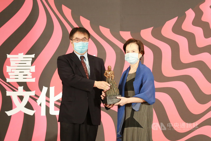 第10屆台南文化獎頒獎典禮22日下午舉行,台南市長黃偉哲(左)出席與會,頒獎給深耕台南舞蹈教育逾60年的舞蹈家廖末喜(右)。(台南市政府提供)中央社記者張榮祥台南傳真 110年10月22日