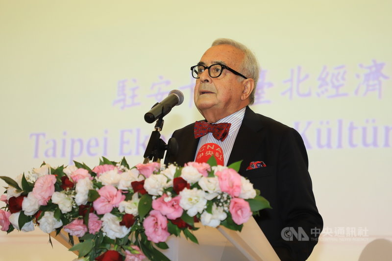 駐土耳其代表處21日在安卡拉舉辦「好久不見—台灣之夜暨留台校友會餐會」。土耳其退休大使歐拔(圖)致詞時強調台灣對於亞太戰略平衡的重要性。中央社安卡拉攝 110年10月22日