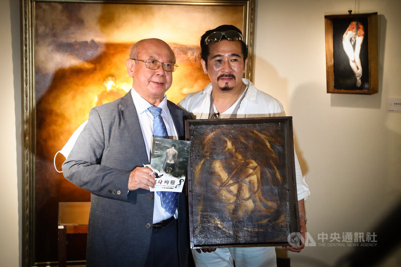 「肉身殉難-江懿亨畫出228受難者的血肉靈魂/補綴缺頁,畫作裡的228」特展22日起在台北二二八紀念館開幕,展出畫家江懿亨(右)描繪二二八受難者的相關創作,人權律師李勝雄(左)現身開幕記者會現場表達支持。中央社記者王騰毅攝 110年10月22日