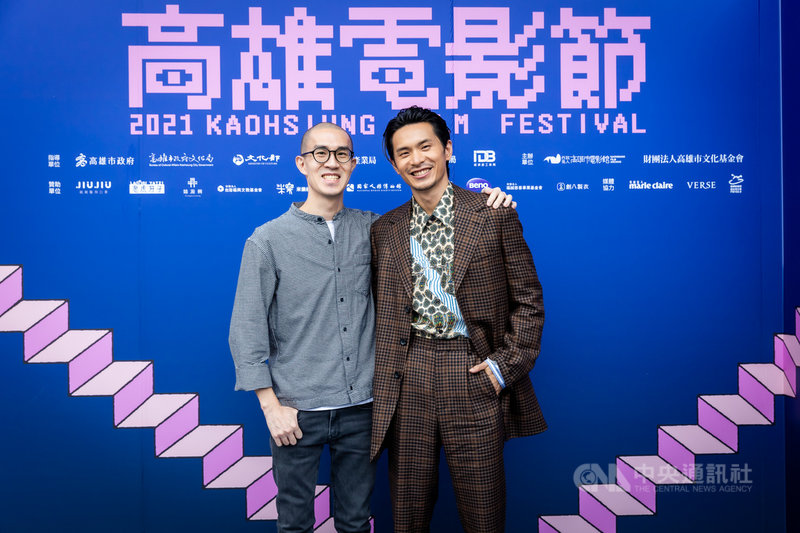 高雄電影節台灣越界短打單元短片「恐怖娃娃機」導演李恒杰(左)與演員姚淳耀(右)22日分享拍攝點滴,姚淳耀表示,其中一場戲因懸吊空中近6小時,雖然能克服內心恐懼,但身體卻不堪負荷。(高雄電影節提供)中央社記者王心妤傳真 110年10月22日