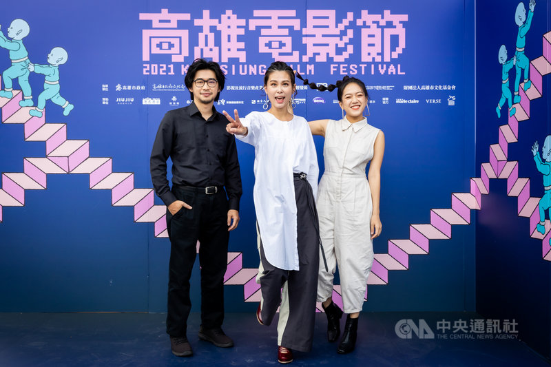 高雄電影節台灣越界短打單元短片「永別」導演歐崇安(左起)和演員楊閔、李想22日分享拍攝點滴,楊閔認為,演員在拍攝過程應該保持專注,且注意身心靈狀況,才能在這條路上走得長久。(高雄電影節提供)中央社記者王心妤傳真 110年10月22日