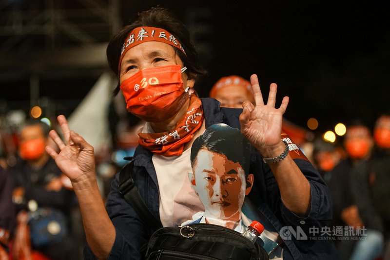 力挺台灣基進立委陳柏惟團隊22日晚間在台中舉辦「台灣民主轉骨湯音樂晚會」,號召民眾在罷免案投票前夕站出來,一起表達對陳柏惟的支持,有民眾還特別印出陳柏惟頭像相挺。中央社記者裴禛攝 110年10月22日