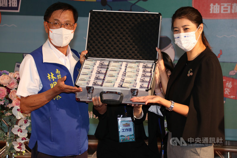 南投縣政府22日下午舉辦「南投玩很大,千千萬萬獎不完」記者會,縣長林明溱(左)出席表示,民眾只要持10月1日起至111年4月30日營業地點在南投縣的業者所開立發票,且消費滿額,就有機會抽中多項大獎,總獎金逾新台幣500萬元。中央社記者蕭博陽南投縣攝 110年10月22日