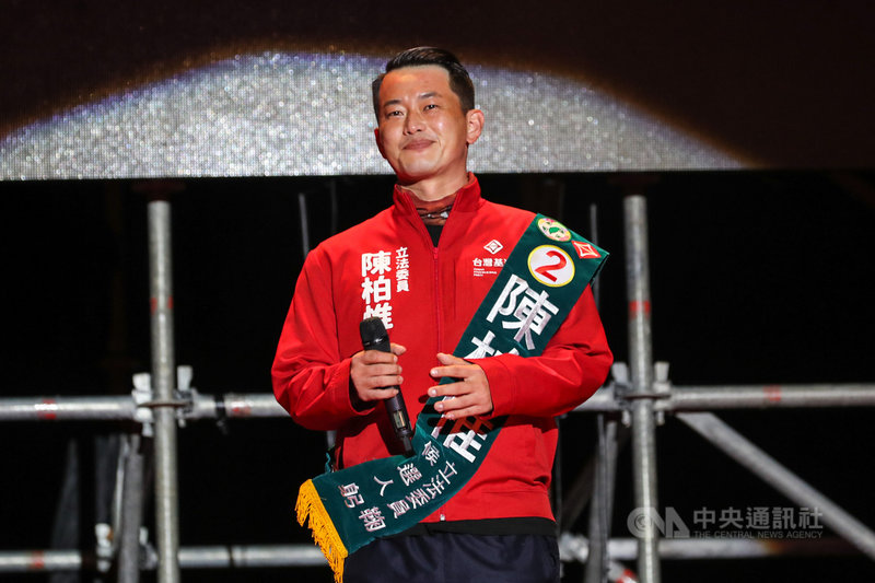 台灣基進立委陳柏惟(圖)罷免案投票前夕,力挺陳柏惟團隊22日在台中市烏日區舉辦「台灣民主轉骨湯音樂晚會」,晚會最後,陳柏惟上台感謝民眾對他的支持。中央社記者裴禛攝 110年10月22日