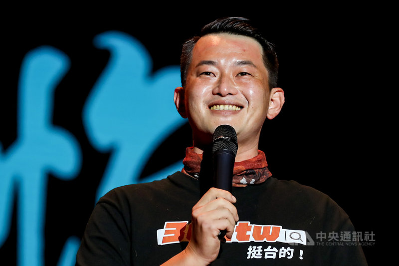 罷免案投票在即,藝文界22日晚間在台中發起台灣民主轉骨湯音樂晚會,以歌聲站出來力挺台灣基進立委陳柏惟(圖)留任,陳柏惟也於活動壓軸上台,眼眶泛淚感謝民眾支持。中央社記者裴禛攝 110年10月22日