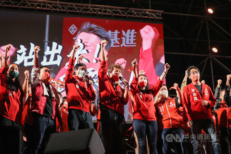 台灣基進立委陳柏惟罷免案投票前夕,力挺陳柏惟的藝文團隊22日以「台灣民主轉骨湯音樂晚會」傳達支持,盼民眾用選票讓陳柏惟留任,台灣基進團隊也登台為夥伴加油打氣。中央社記者裴禛攝 110年10月22日