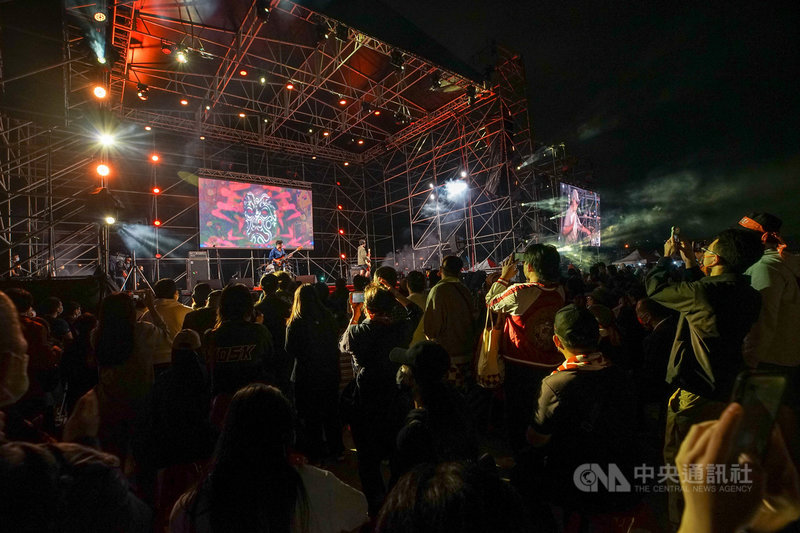 台灣基進立委陳柏惟罷免案投票前夕,支持陳柏惟的藝文團體22日以「台灣民主轉骨湯音樂晚會」傳達對陳柏惟的力挺,多組樂團、歌手接力演出;根據主辦單位統計,現場近3000人參與。中央社記者裴禛攝 110年10月22日
