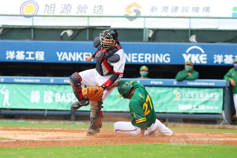110年全國運動會棒球賽金牌戰21日在新莊棒球場舉行,台北市隊終場以8比5擊敗高雄市隊,奪下本屆金牌。圖為台北市隊在本場比賽運用戰術攻回本壘得分。中央社實習記者蕭宇軒攝 110年10月21日