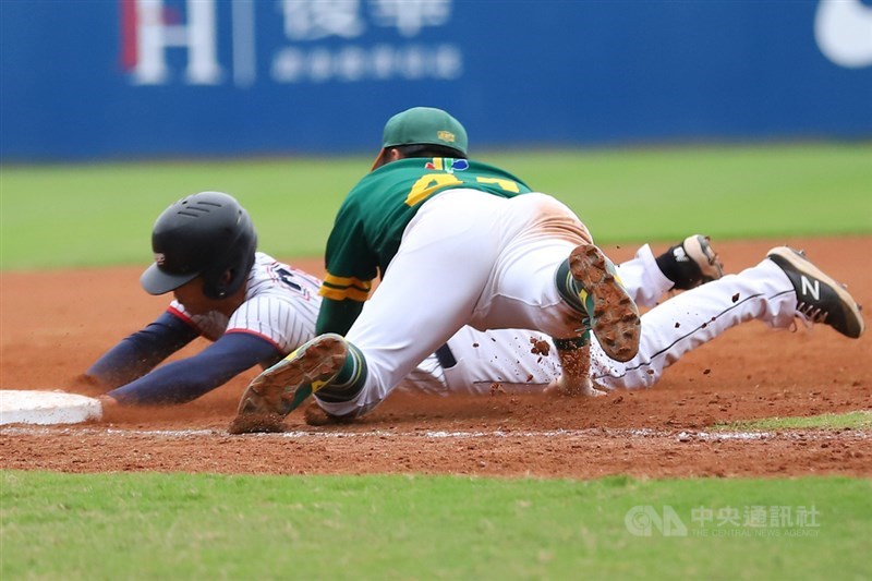 110年全國運動會棒球金牌戰21日在新莊棒球場舉行,終場台北市以8比5擊敗高雄市。圖為高雄市隊跑者8局下半搶攻3壘遭到觸殺,讓台北市中繼投手吳昇峰躲過失掉第2分的危機。中央社實習記者蕭宇軒攝 110年10月21日
