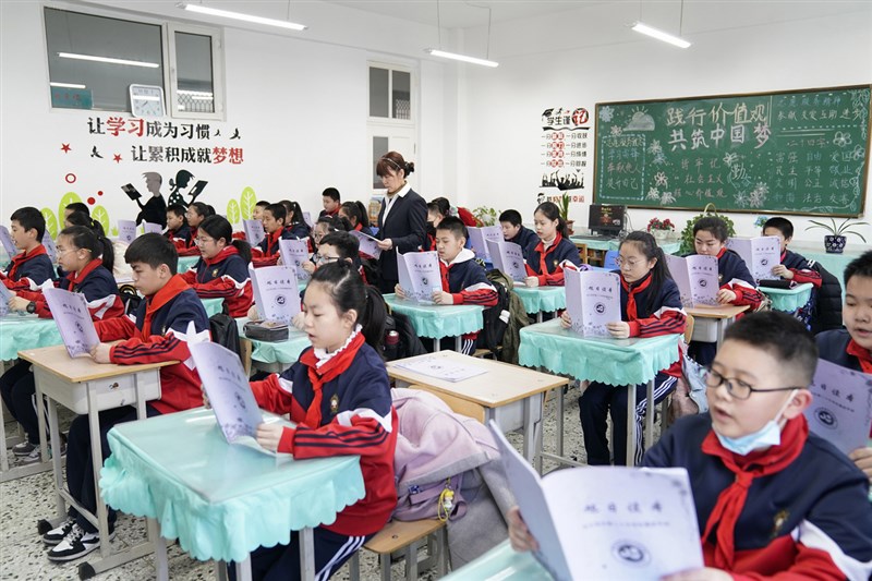 中國教育部22日公告,指官方近期印發「黨的領導」相關內容進大中小學課程教材,增進學生對中國共產黨的政治、思想與情感認同。圖為哈爾濱一所小學的學生進行課前晨讀。(中新社)