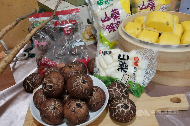 新北市政府22日表示,山藥盛產季節到來,新北山藥適合開發多元料理(圖),山藥因有膳食纖維與黏液可助消化,適合秋冬養生調理。(新北市府農業局提供)中央社記者黃旭昇新北傳真 110年10月22日