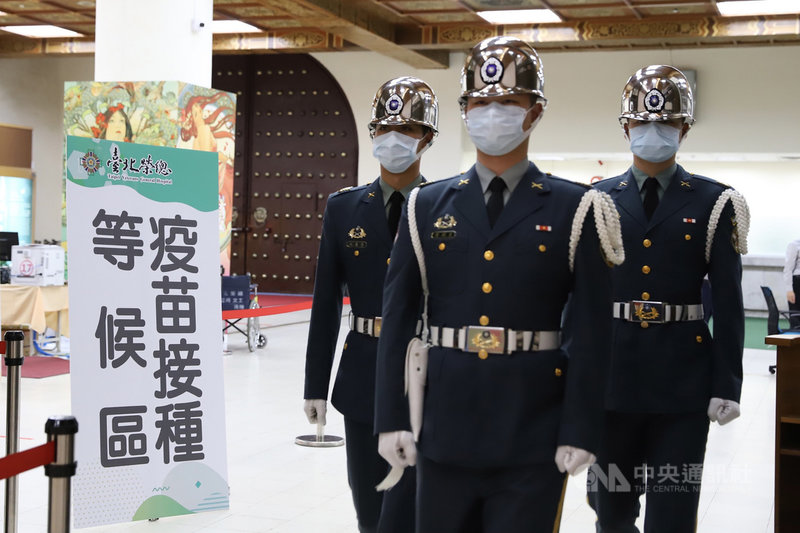 台北中正紀念堂配合中央流行疫情指揮中心調度,23日起一展廳將設置COVID-19疫苗接種站,由台北榮總進駐為民服務,22日下午場地布設陸續到位,一旁儀隊照常運作。中央社實習記者蕭宇軒攝 110年10月22日