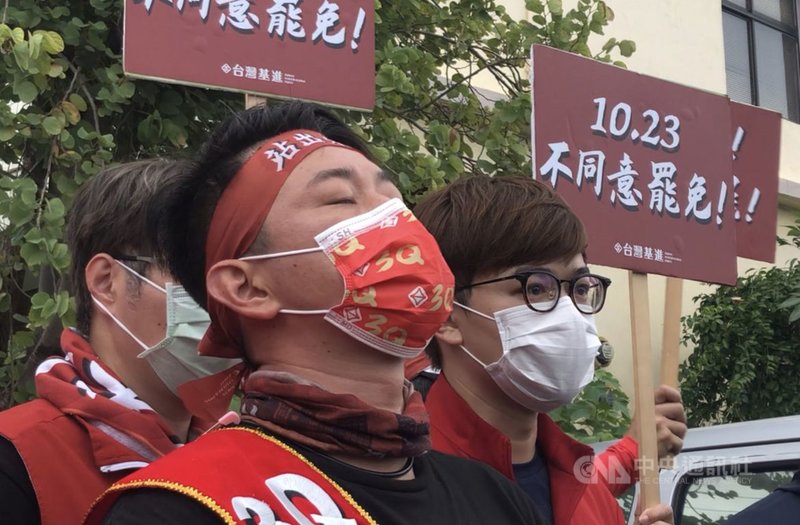 台灣基進立委陳柏惟罷免案23日投票,陳柏惟(中)22日繼續徒步選區活動,受訪前先閉目養神。中央社記者趙麗妍攝 110年10月22日