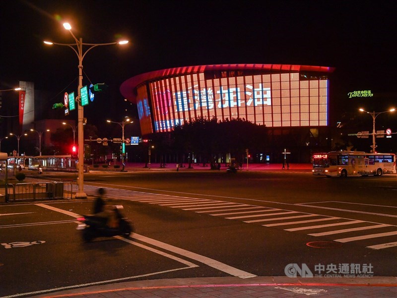 北捷指出,受COVID-19疫情影響,台北小巨蛋首次出現虧損狀況。圖為5月本土疫情嚴峻之際,台北小巨蛋外牆出現「台灣加油」字樣。(中央社檔案照片)