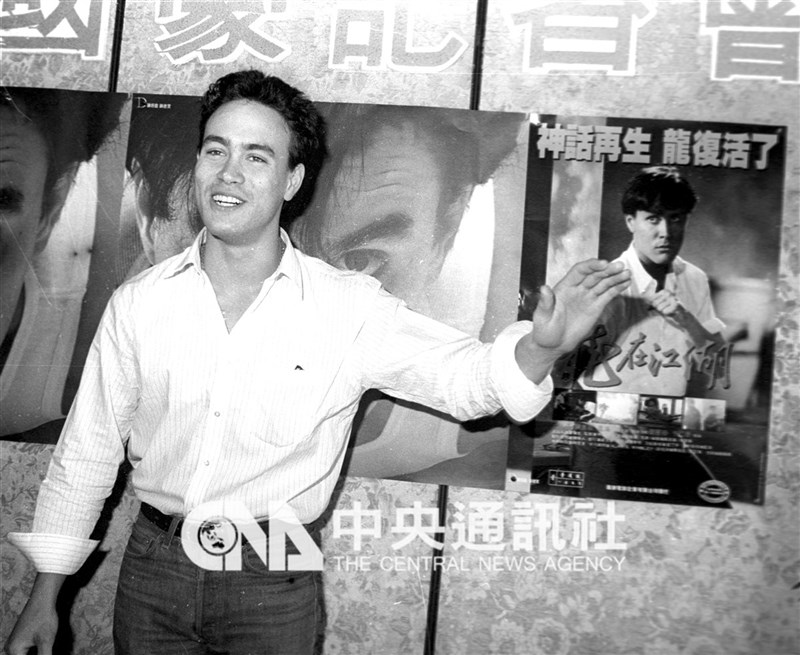 1993年李國豪在拍攝「龍族戰神」槍戰戲時遭到誤殺。圖為1986年李國豪在台北宣傳新片。(中央社檔案照片)