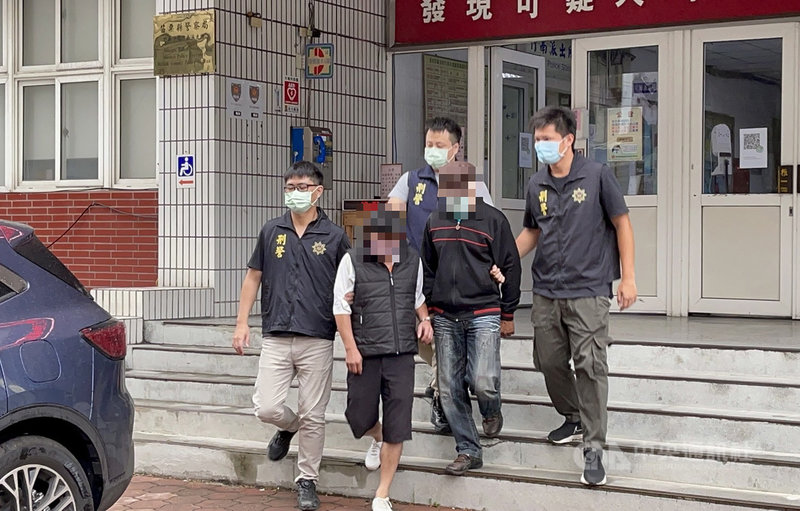 劉姓、謝姓男子今年4月間犯下苗栗市銀樓搶案被捕,兩人羈押期滿獲釋後,10月竟又犯下多起竊案,苗栗警方循線查緝逮人,全案訊後依加重竊盜罪、偽造文書等罪嫌移送檢方偵辦,並由檢方聲請羈押獲准。(警方提供)中央社記者管瑞平傳真 110年10月22日