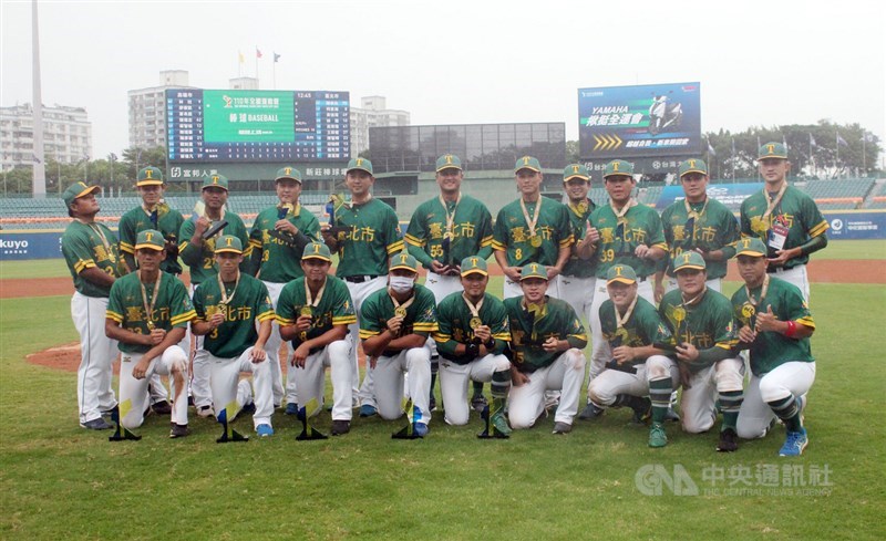 全國運動會棒球項目21日進行金牌戰,最終台北市(圖)以8比5擊敗高雄市,奪下本屆全運會棒球金牌,完成2連霸。中央社記者楊啟芳攝 110年10月21日