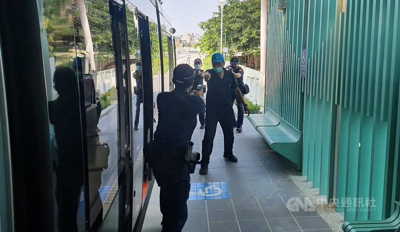 高雄環狀輕軌二階C17至C20站路段22日初勘,並於C18鼓山站模擬隨機傷人事件,演練列車於上行發車前有旅客持刀傷人,司機員立即通知行控中心並疏散旅客,捷運警察也持電擊棒到場制伏嫌犯,場面逼真。中央社記者洪學廣攝 110年10月22日