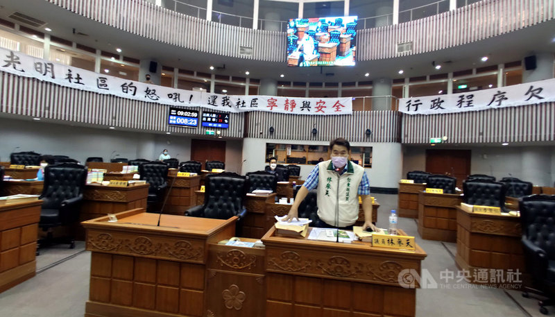 台東縣政府闢建台東市太平溪右岸「路堤共構」道路,台東市光明里居民擔憂影響生活,22日於縣議會進行建設處等單位工作報告時前往陳情,並在議事堂高掛布條,希望議會能聽到居民聲音。中央社記者盧太城台東攝 110年10月22日