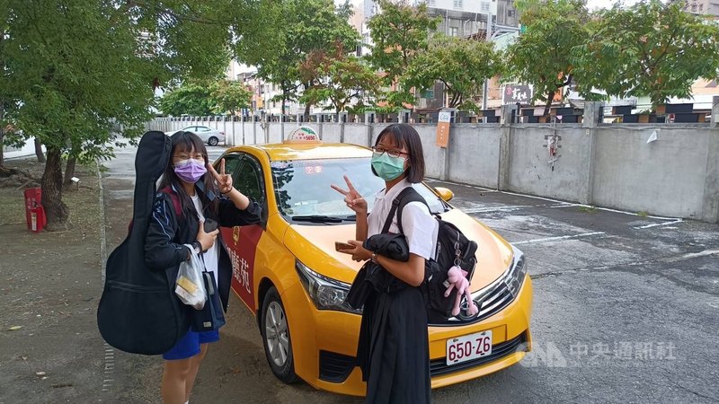 MeNGo系統導入計程車預約共乘服務機制,率先在高雄女中及高雄高商試辦12條營運路線,讓學生搭車安全有保障。(交通部運輸研究所提供)中央社記者余曉涵傳真 110年10月22日
