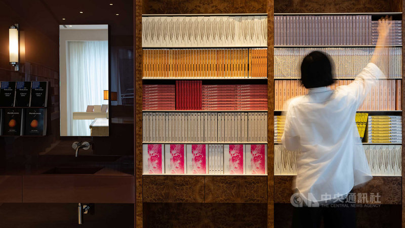 知名护肤品牌业者在台北推出「酷儿文学图书馆」计划，自23日起至31日，民众只要至指定店面门市参观，不必消费，即可带一本与性别议题相关的书籍回家，送完为止。（业者提供）中央社  110年10月22日