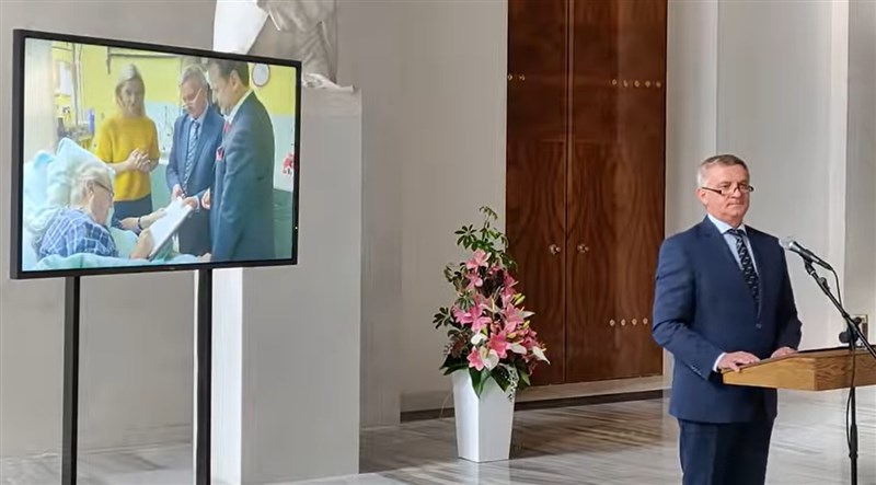 捷克總統齊曼的辦公室21日公布齊曼(左1)上週在病床上簽署文件的影片。(圖取自facebook.com/prezidentcr)