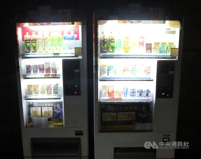 財政部22日宣布新制,明年起食品、飲料及停車費自動販賣機,必須逐筆開立發票給民眾。(中央社檔案照片)