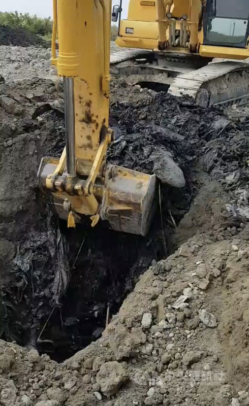 台南地檢署22日宣布偵破在台糖位於台南市新市區土地上掩埋廢棄物的非法集團,全案3人遭聲押獲准,4人交保,2人飭回。(台南地檢署提供)中央社記者張榮祥台南傳真 110年10月22日
