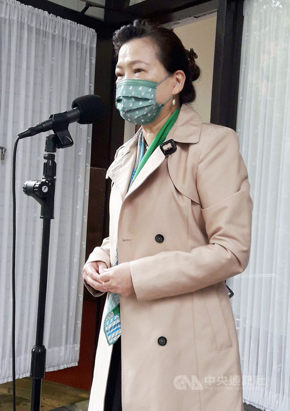 經濟部長王美花22日在立法院回應媒體提問穩定物價問題時表示,政府非常謹慎也很用心穩定物價;經濟部也會嚴密監控重要民生物資。中央社記者范正祥攝 110年10月22日