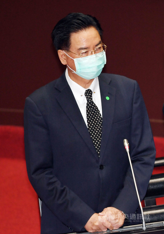 歐洲議會通過歐台政治合作報告,外交部長吳釗燮(圖)22日在立法院備詢時表示,台灣與中東歐都珍惜民主人權理念,彼此相互交流機會愈來愈多,自己下週也將前往歐洲,可謂「台灣跟歐洲交往的新時代已經到來了」。中央社記者施宗暉攝 110年10月22日