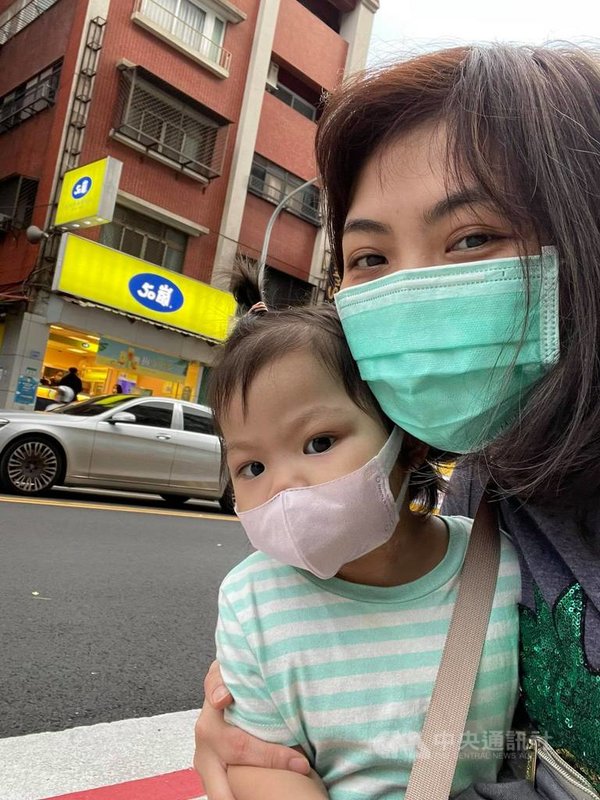 越南電視台英文主播黎雲臺妝辭去工作帶著2歲女兒薔薔於10月初赴台攻讀碩士,在完成隔離檢疫規定後,若一切順利月底前可望到校上課。圖為黎雲臺妝與女兒薔薔在台灣街頭的合影。(黎雲臺妝提供)中央社記者陳家倫河內傳真 110年10月22日
